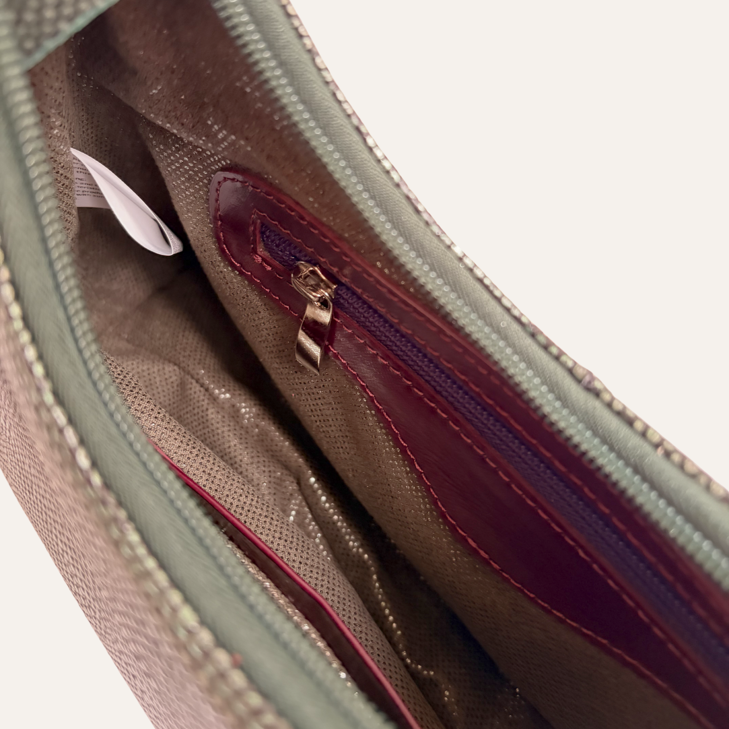 Cartera serena verde metalizada