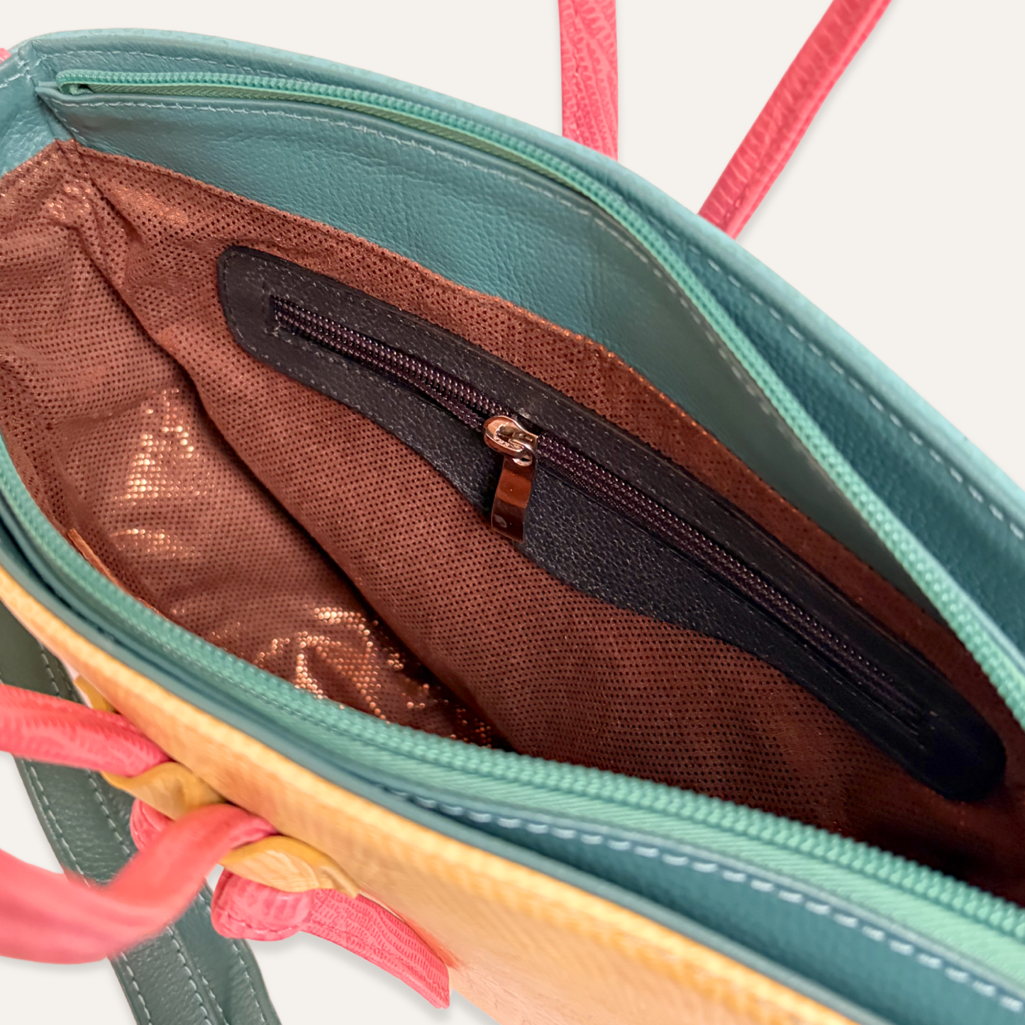 Cartera mediana de cordones amarilla