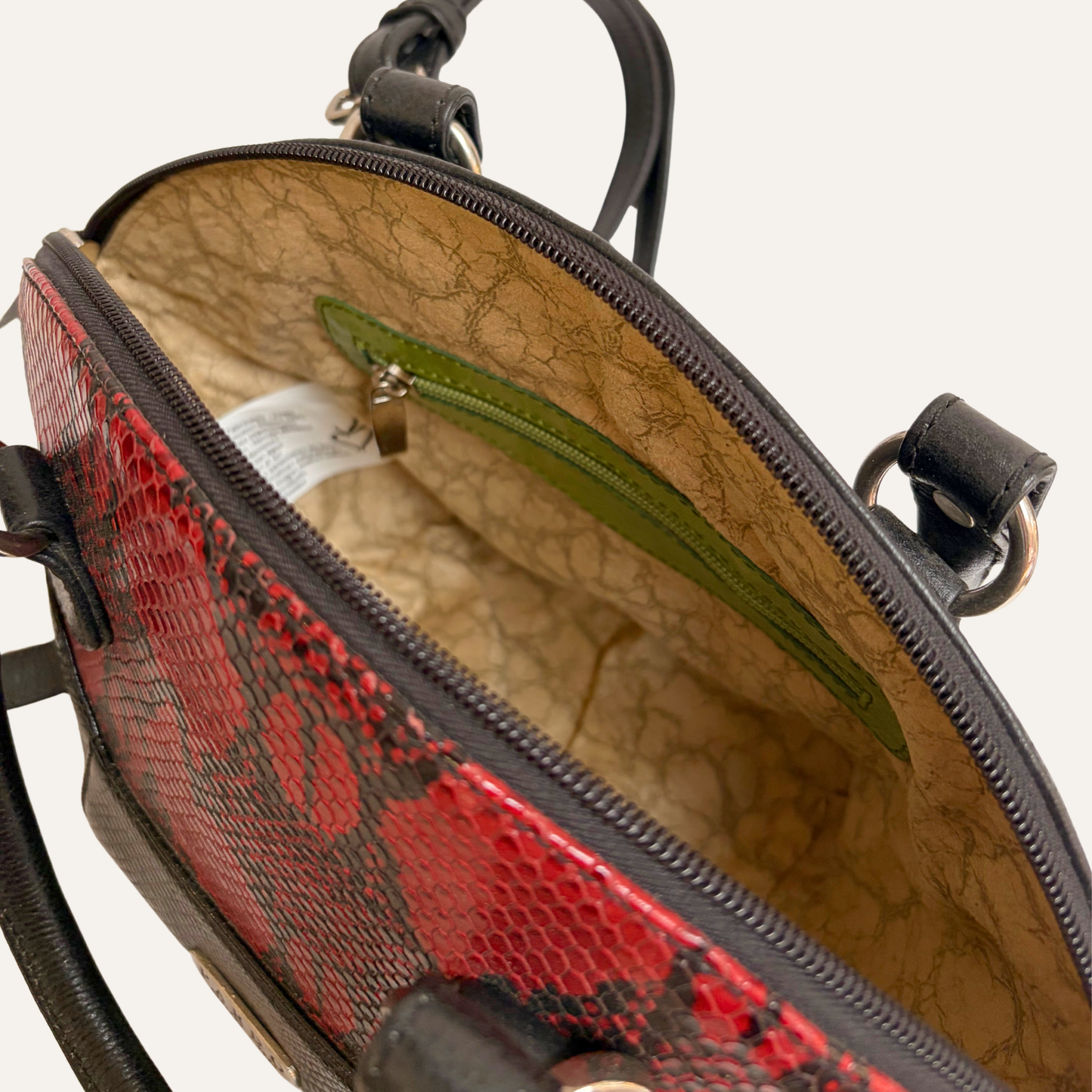 Cartera negra y roja