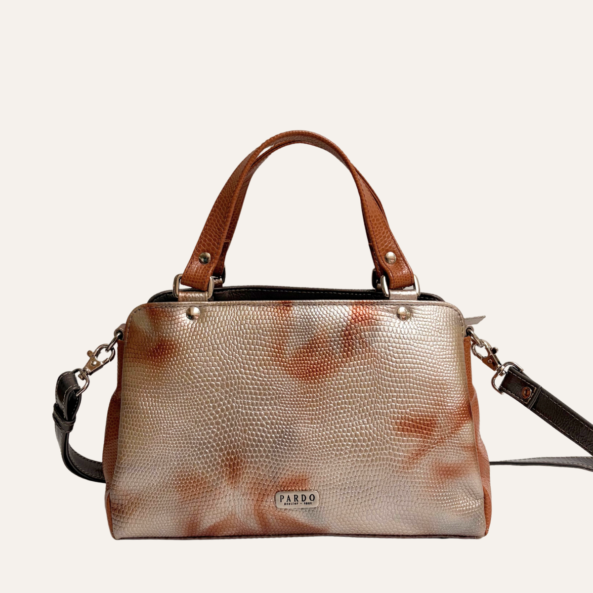 Satchel mediano multicompartimientos en cuero beige marmolado