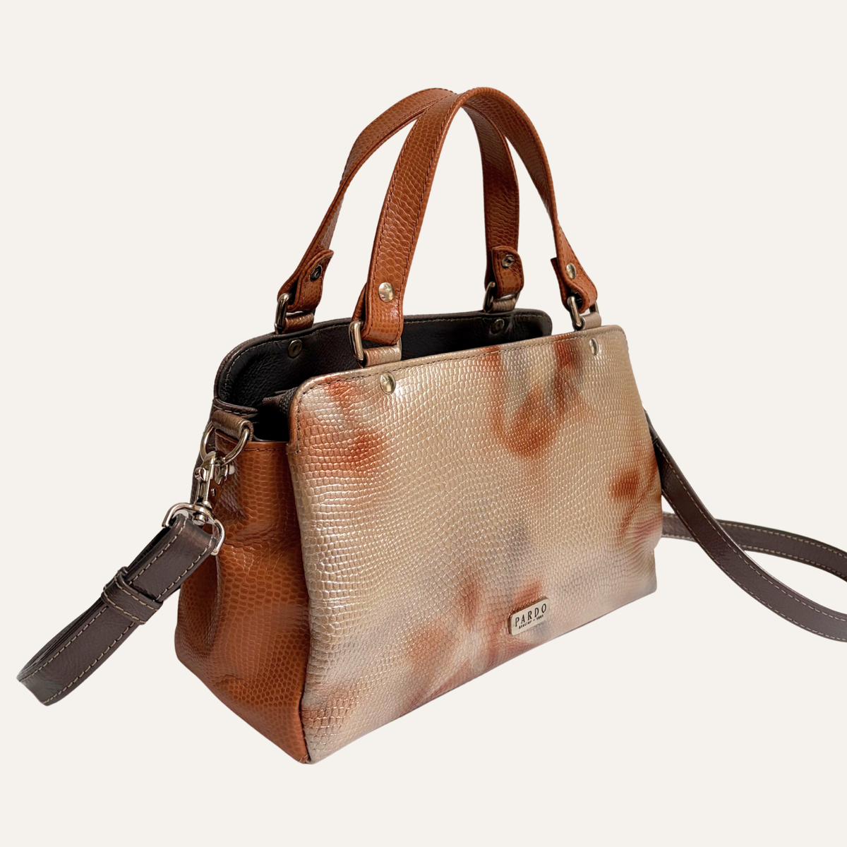 Satchel mediano multicompartimientos en cuero beige marmolado