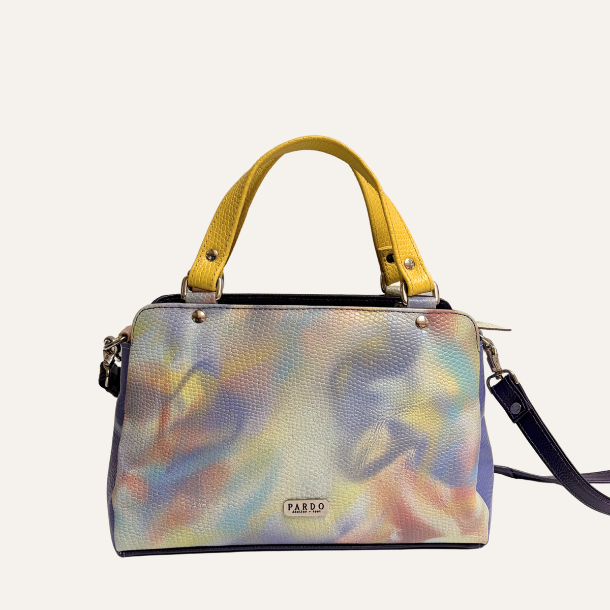 Satchel mediano multicompartimientos en cuero lila marmolado