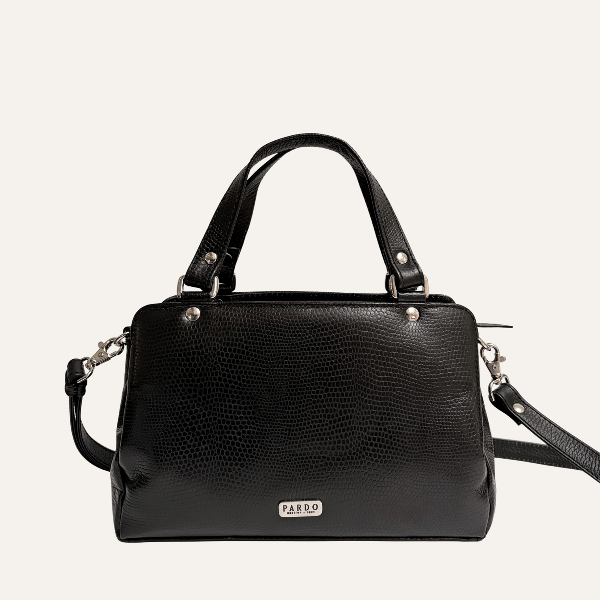 Satchel mediano multicompartimientos en cuero negro