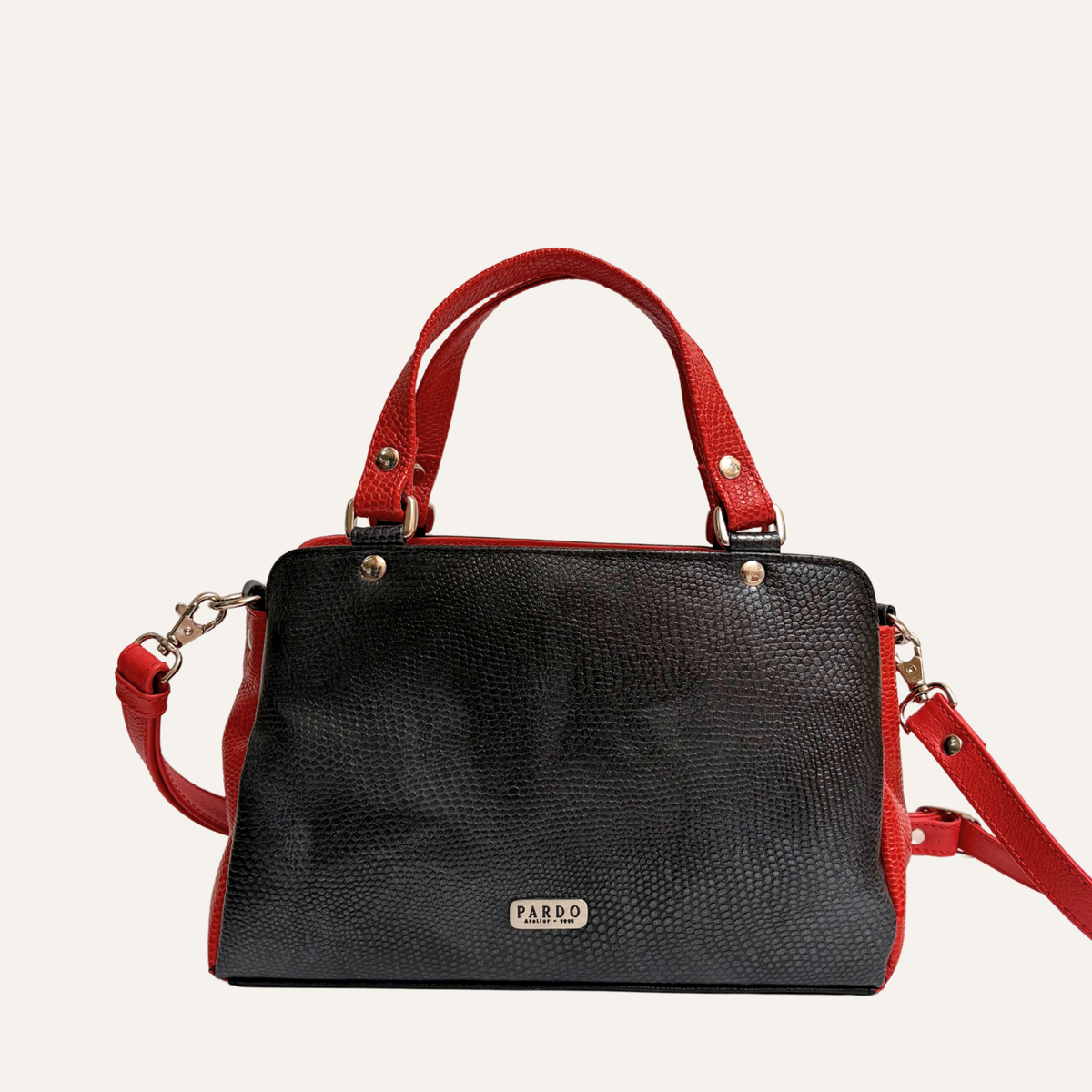 Satchel mediano multicompartimientos en cuero negro y rojo