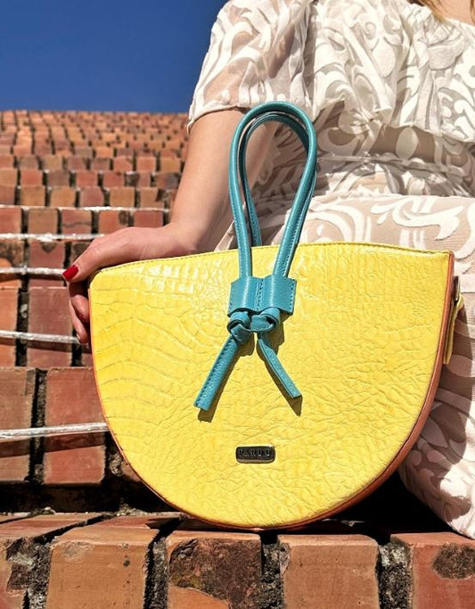 Cartera mediana de cordones amarilla