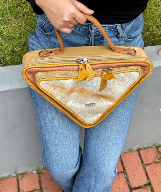 Cartera triangular miel marmolado