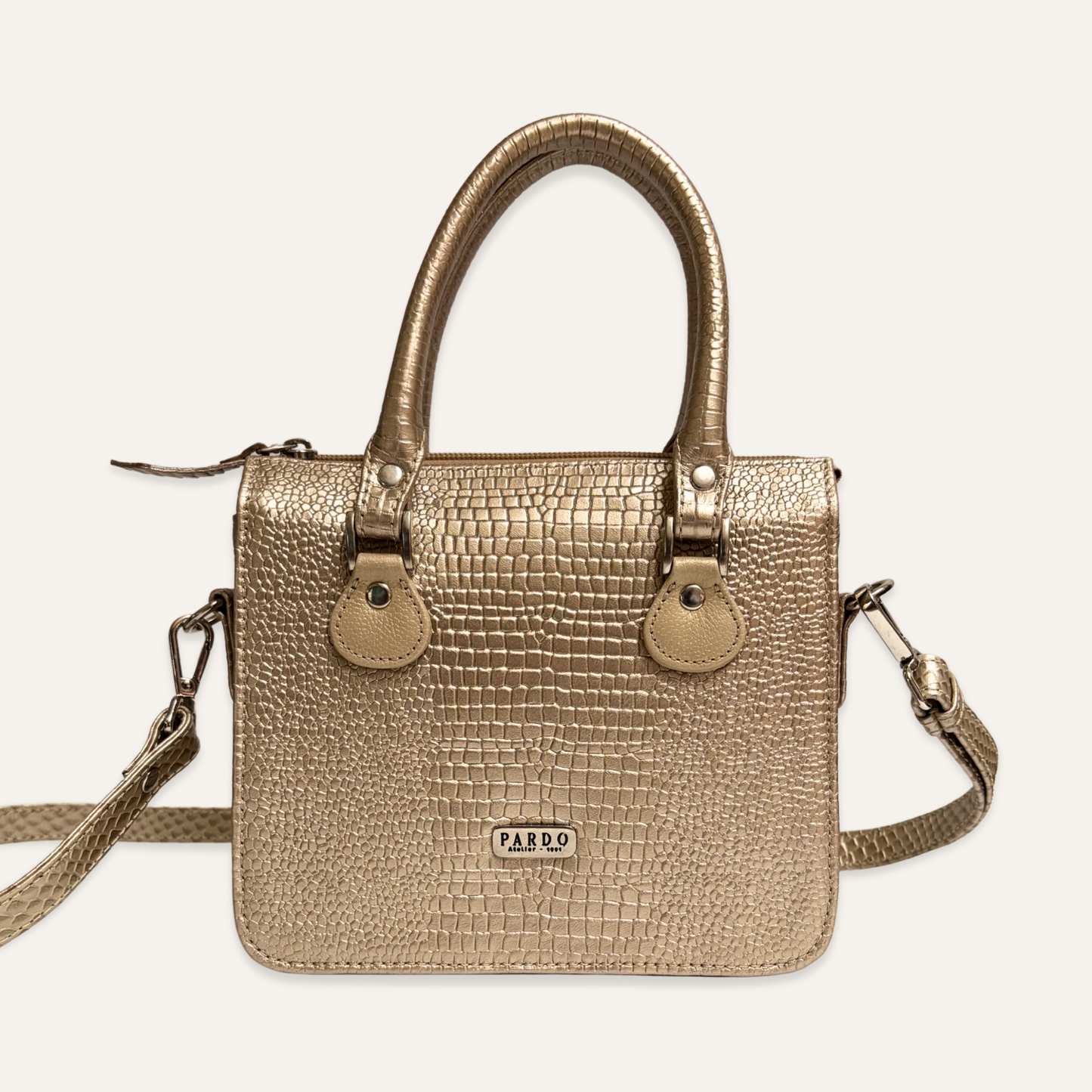 Cartera compartimientos dorado grabado