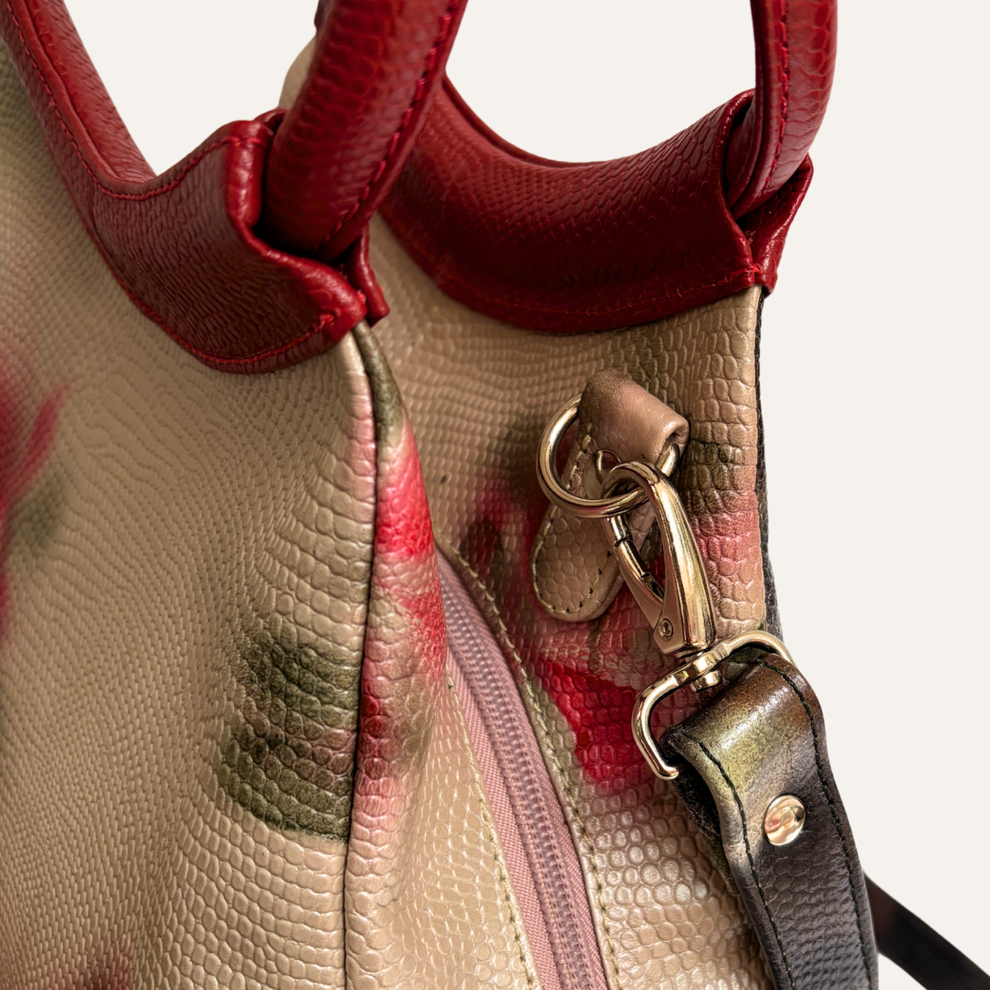 Bolso totem rojo camuflado