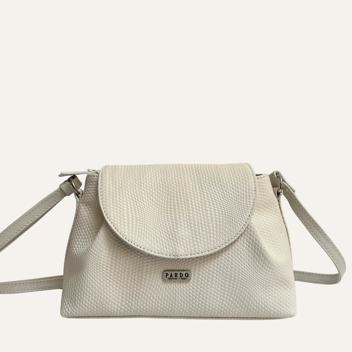 Manos libres mini solapa en cuero beige