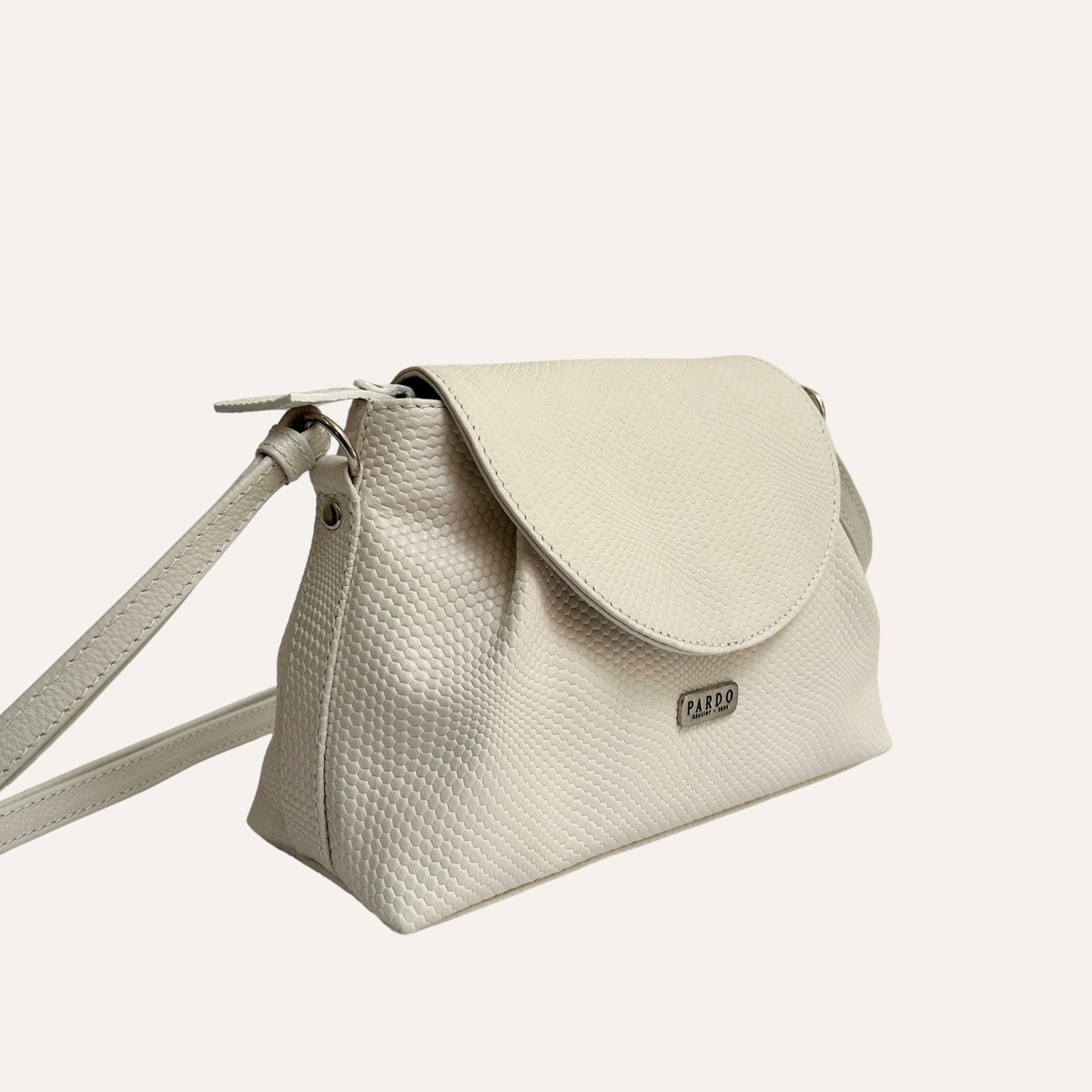 Manos libres mini solapa en cuero beige