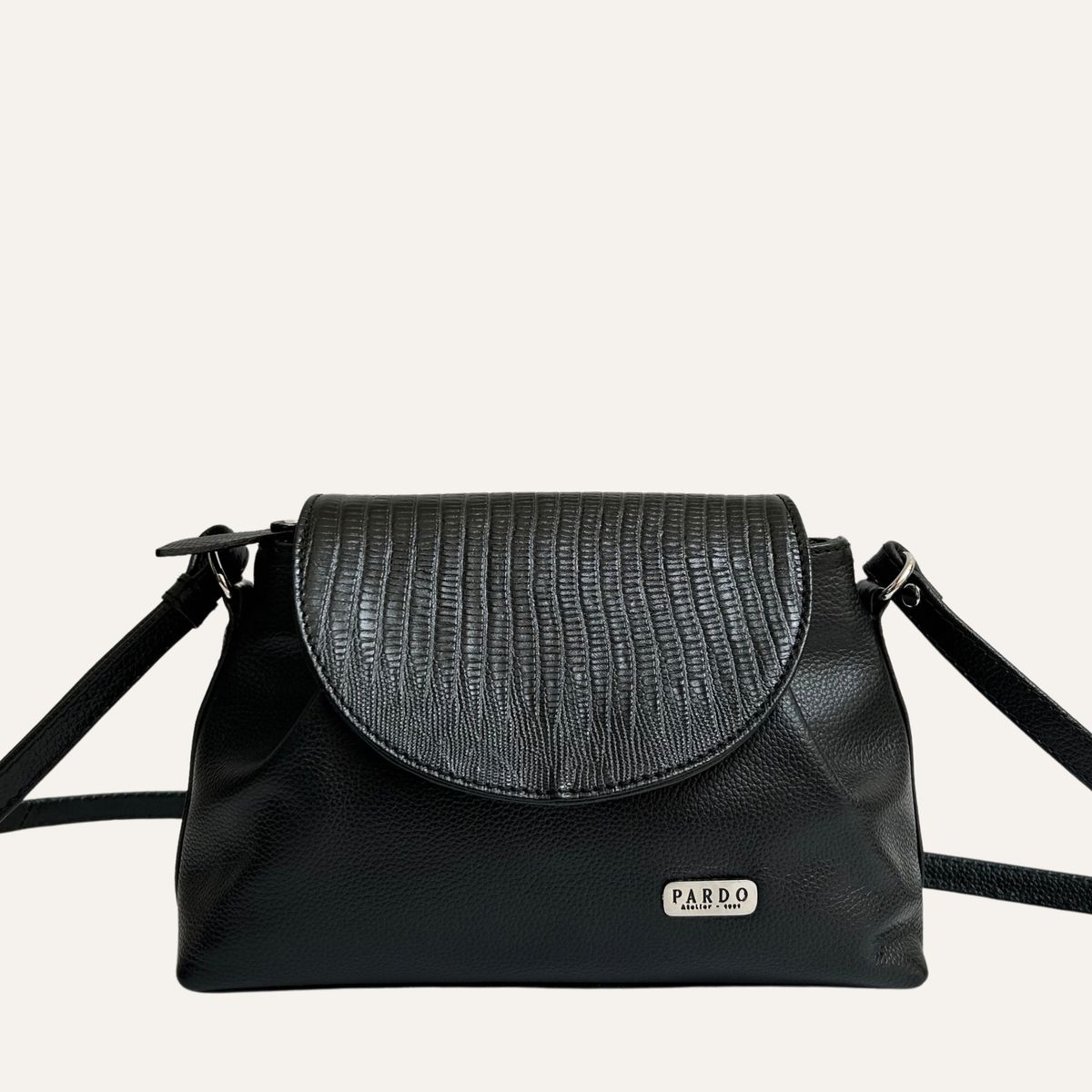 Manos libres mini solapa en cuero negro