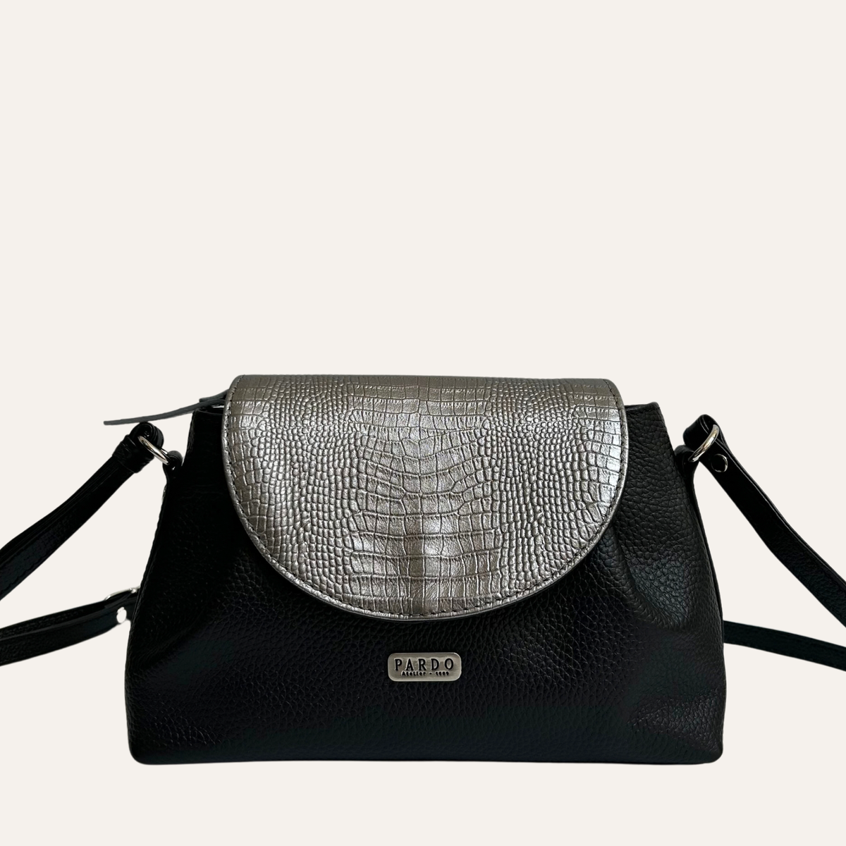 Manos libres mini solapa plateada en cuero negro