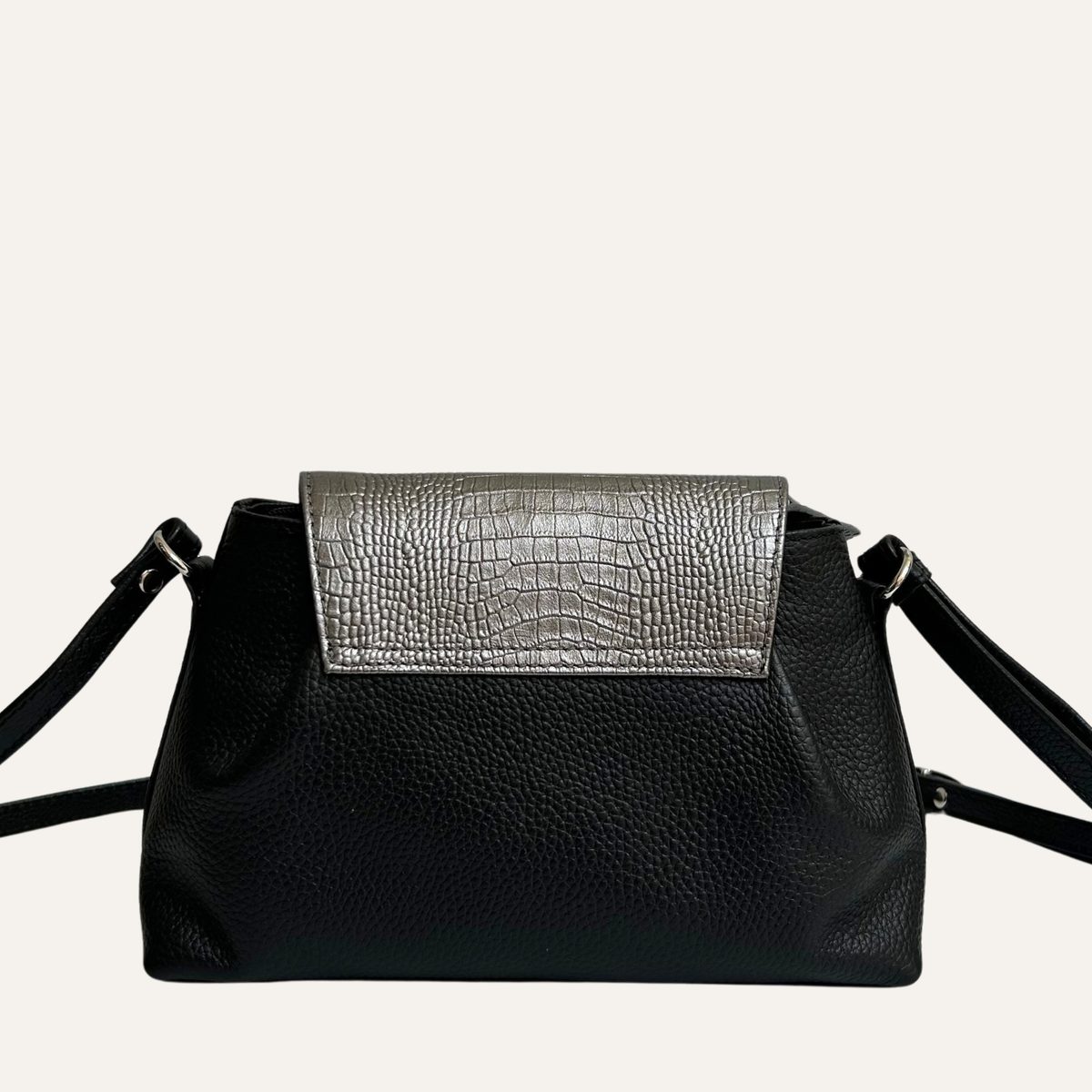 Manos libres mini solapa plateada en cuero negro