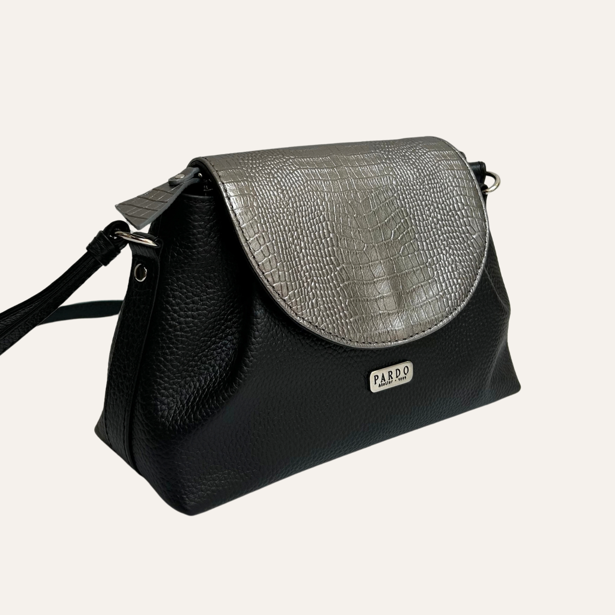 Manos libres mini solapa plateada en cuero negro