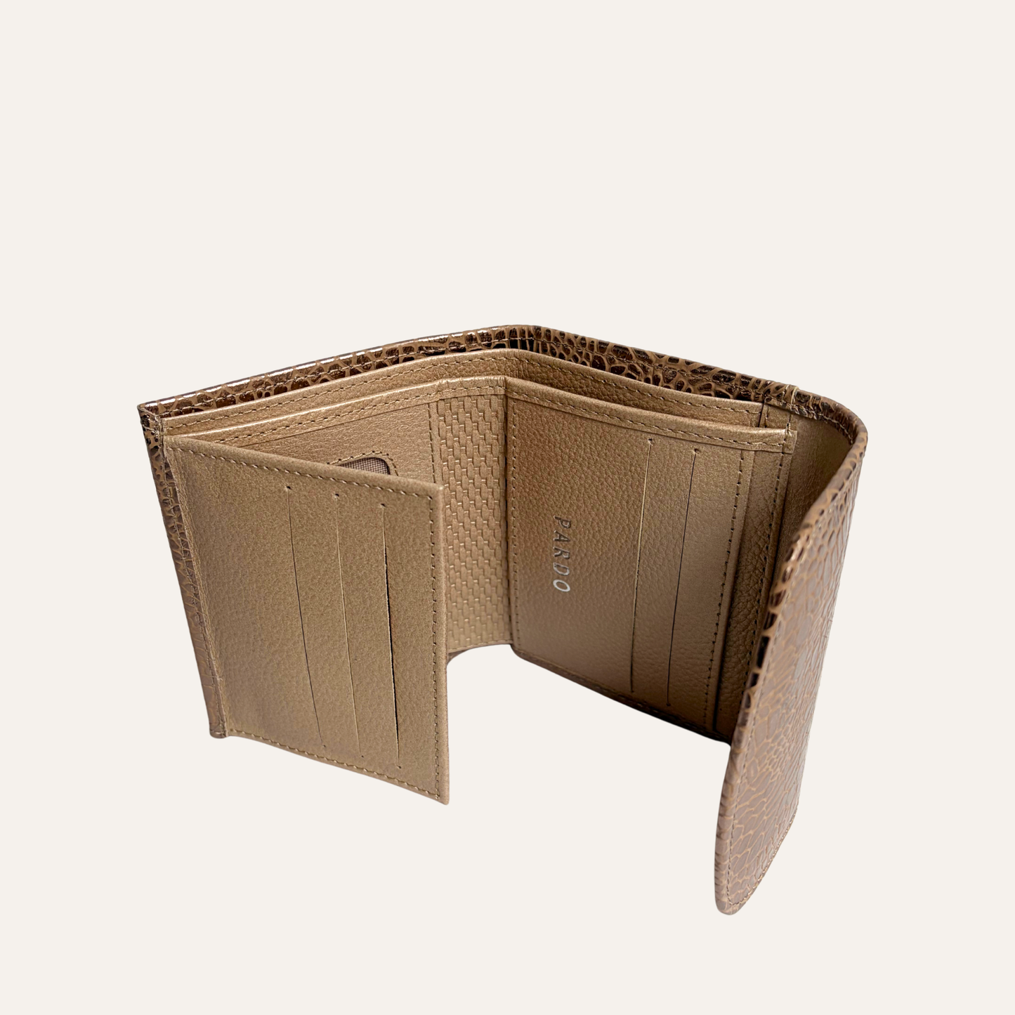 Billetera compacta dorada