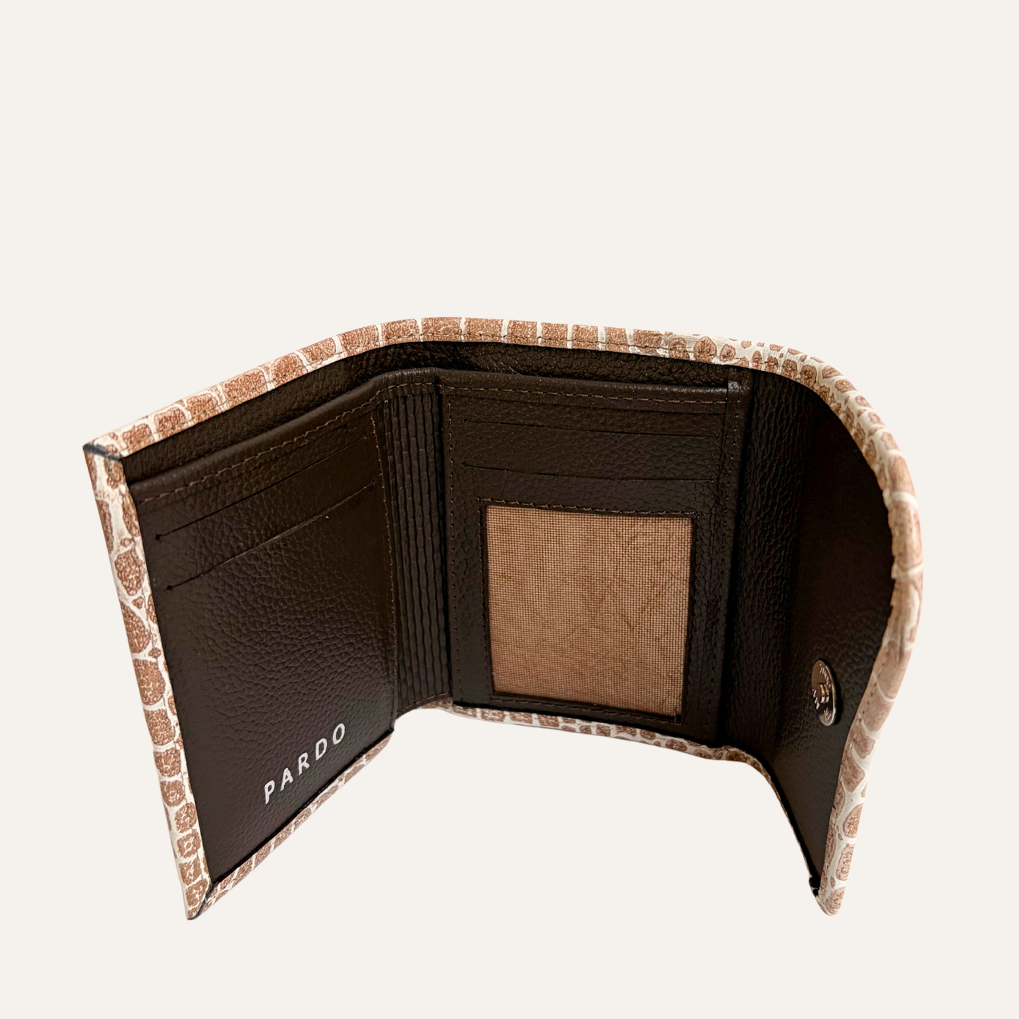 Billetera pequeña beige con cafe