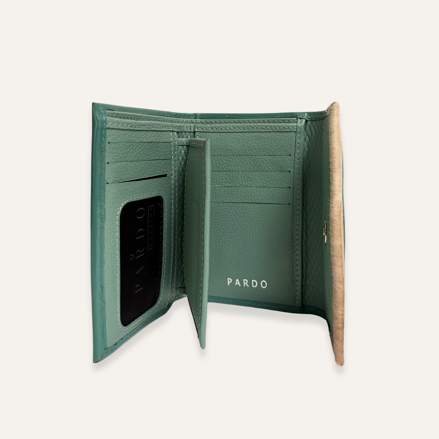Billetera mediana verde menta tapa pelo