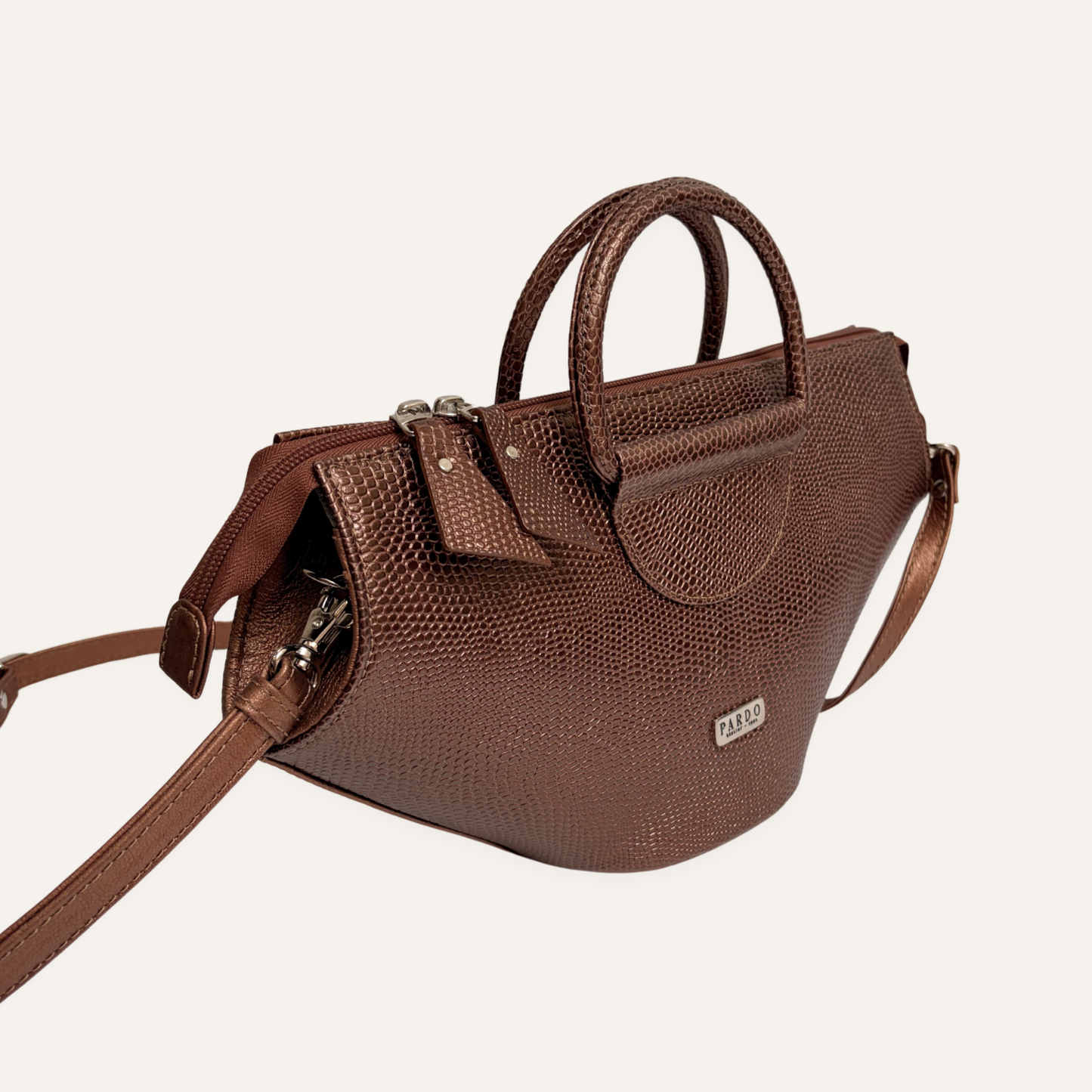 Cartera aro media luna cafe metalizado