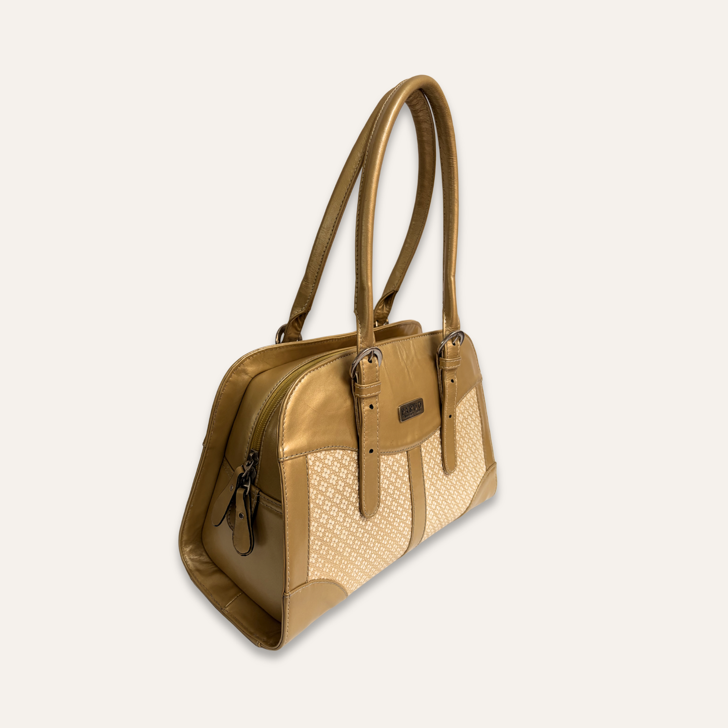 Cartera en charol dorada