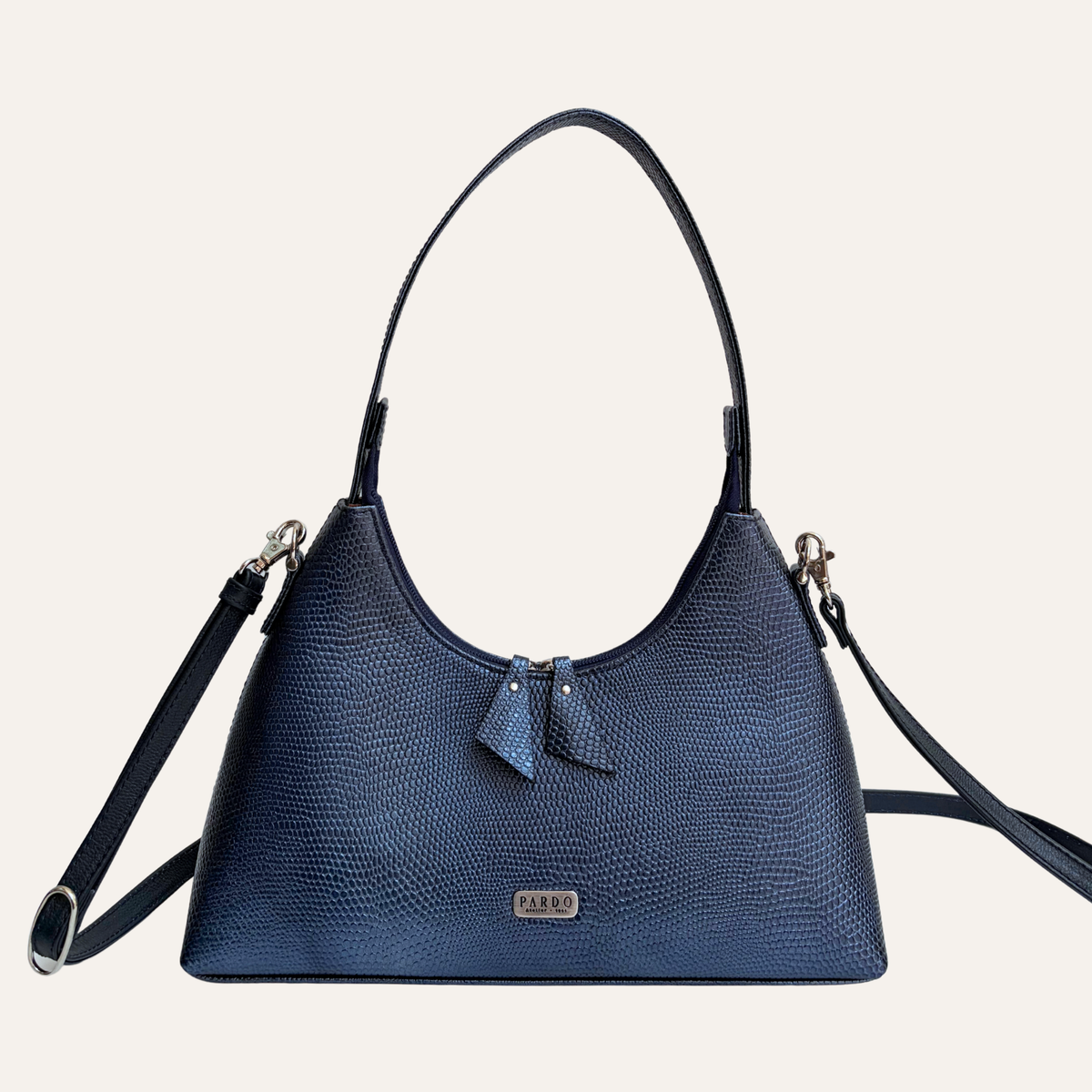 Cartera serena en cuero azul metalizado