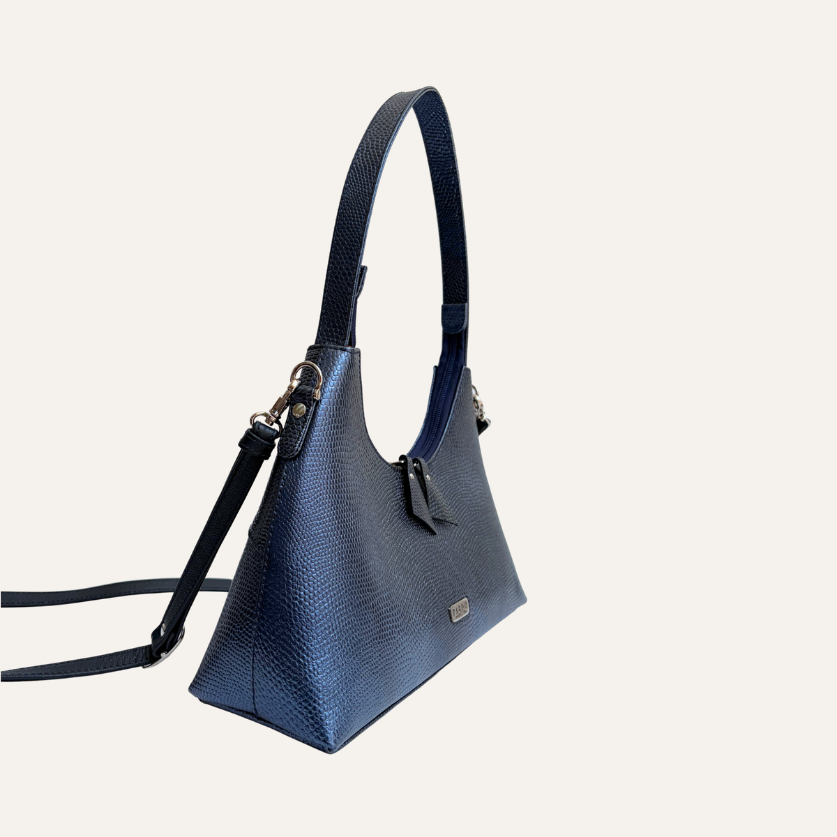 Cartera serena en cuero azul metalizado