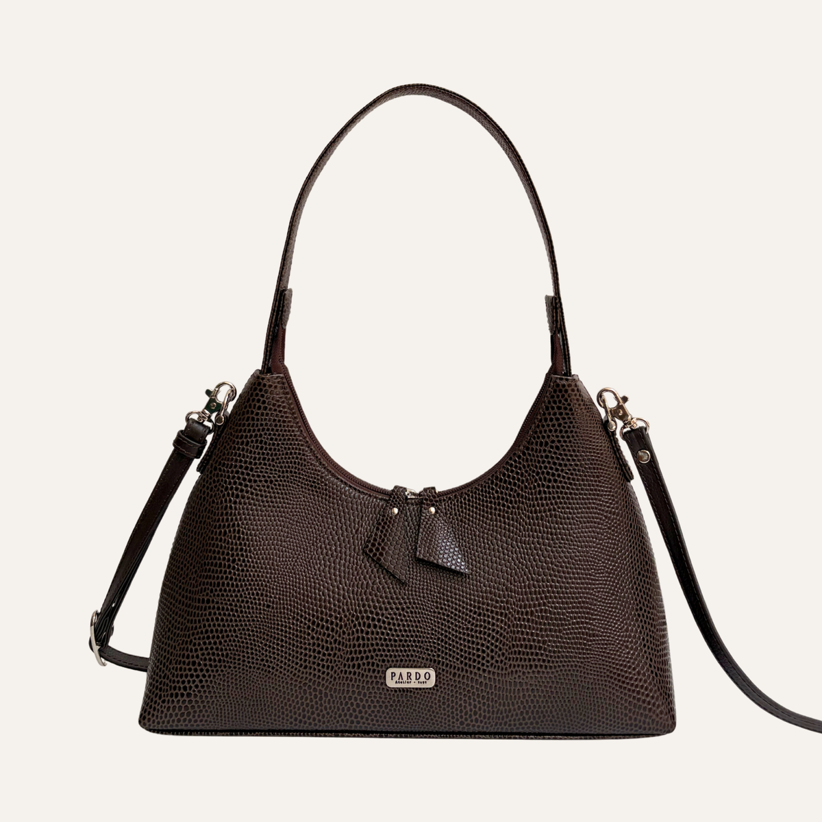 Cartera serena en cuero cafe oscuro