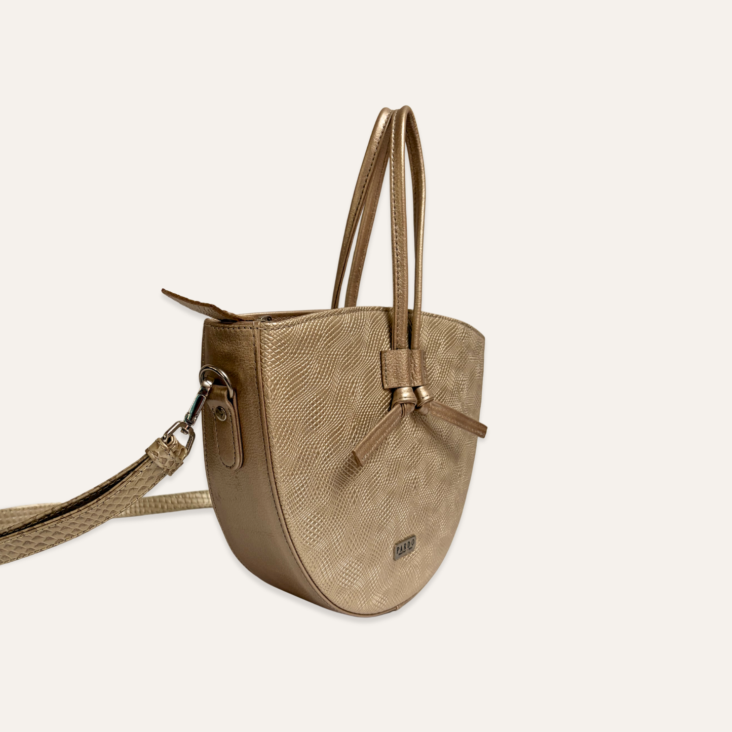 Cartera mediana de cordones dorado