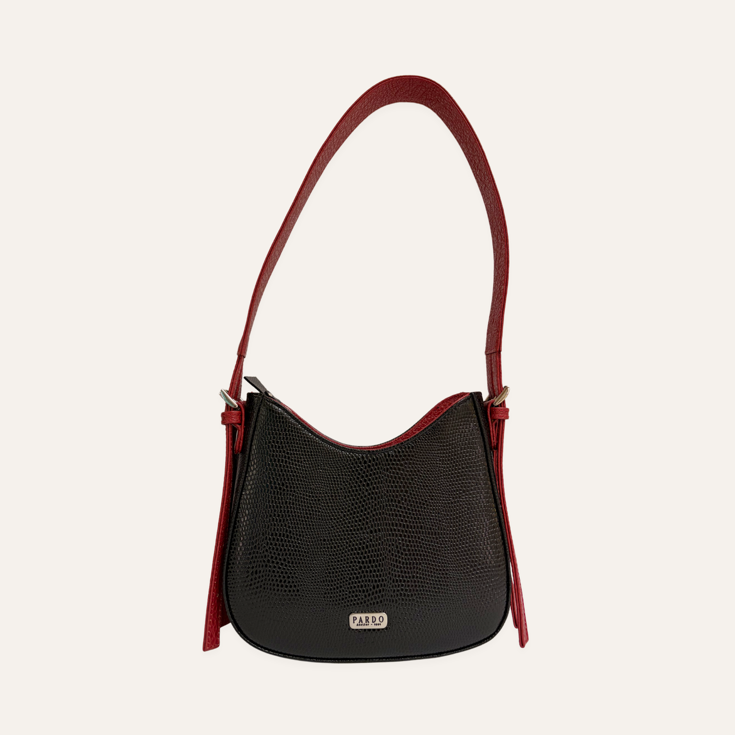 Bolso media luna mediano negro con rojo