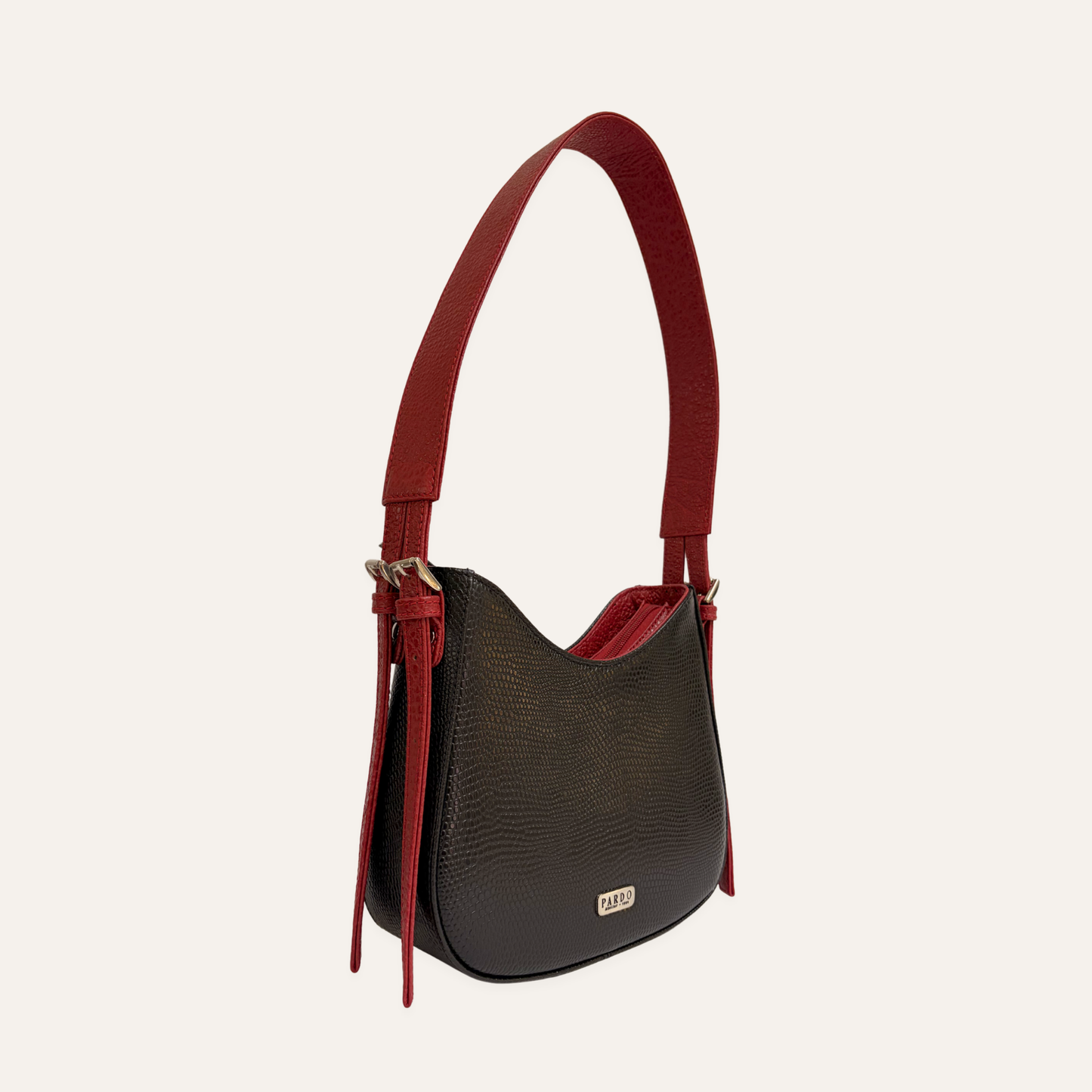 Bolso media luna mediano negro con rojo