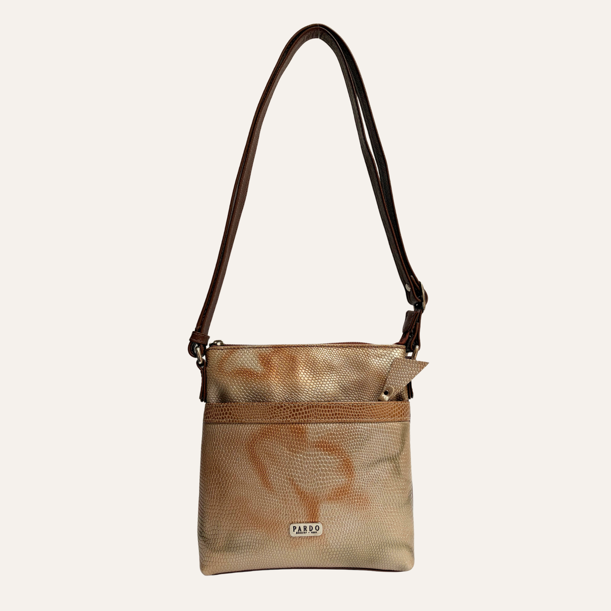 Manos libres con bolsillo frontal en cuero beige marmolado