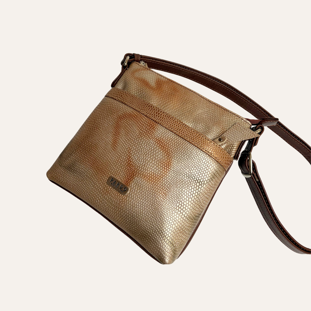 Manos libres con bolsillo frontal en cuero beige marmolado