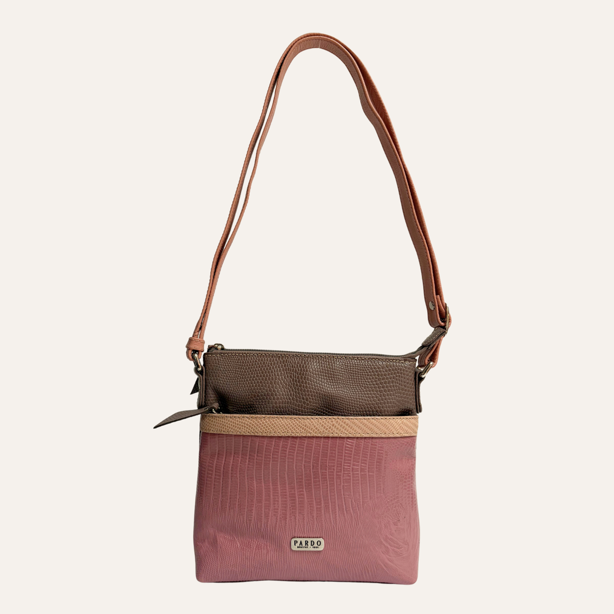 Manos libres con bolsillo frontal en cuero rosa