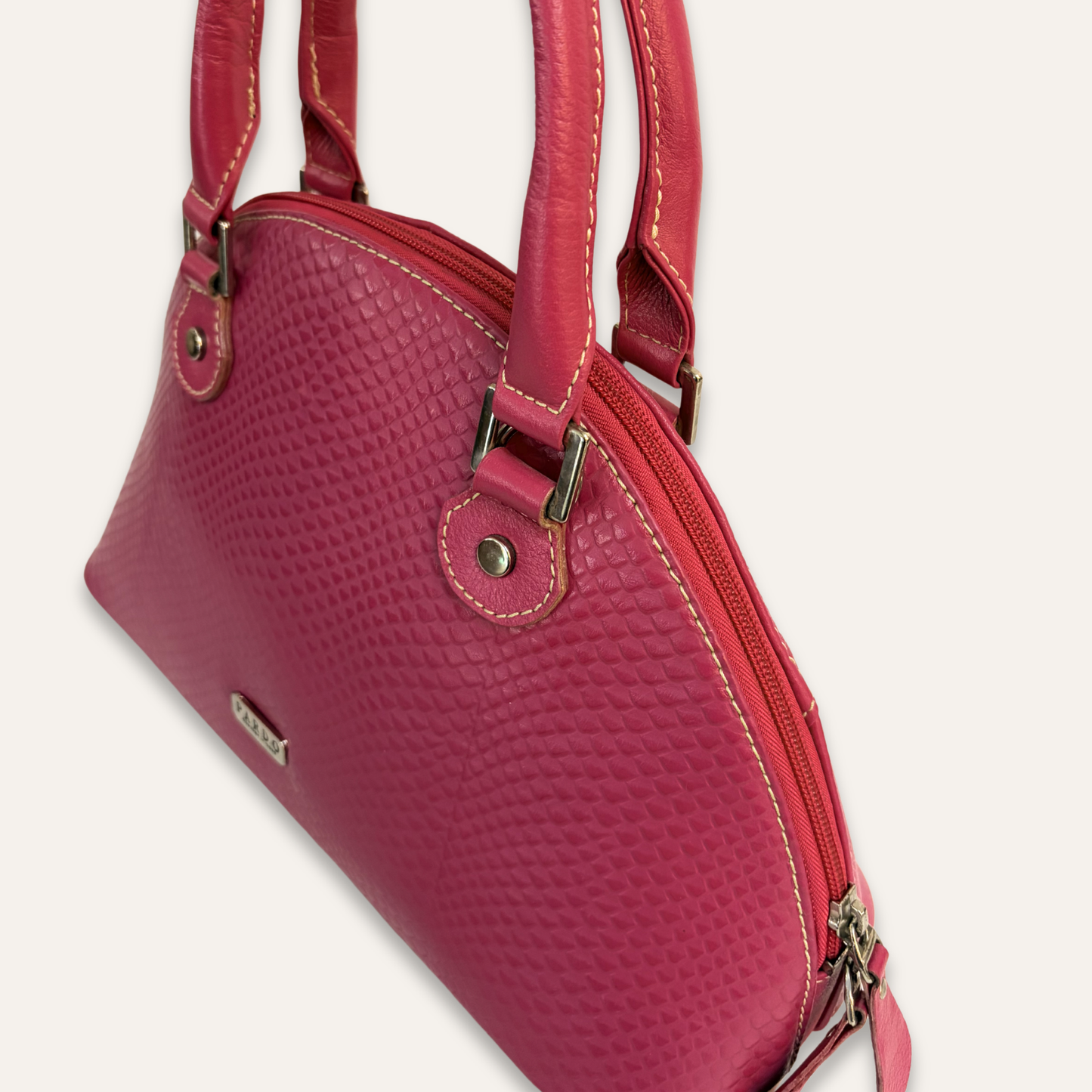 Cartera media luna fucsia