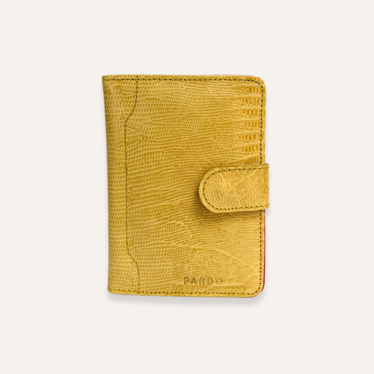 Porta pasaporte en cuero amarillo