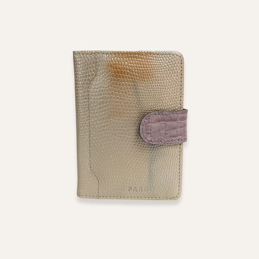 Porta pasaporte en cuero beige
