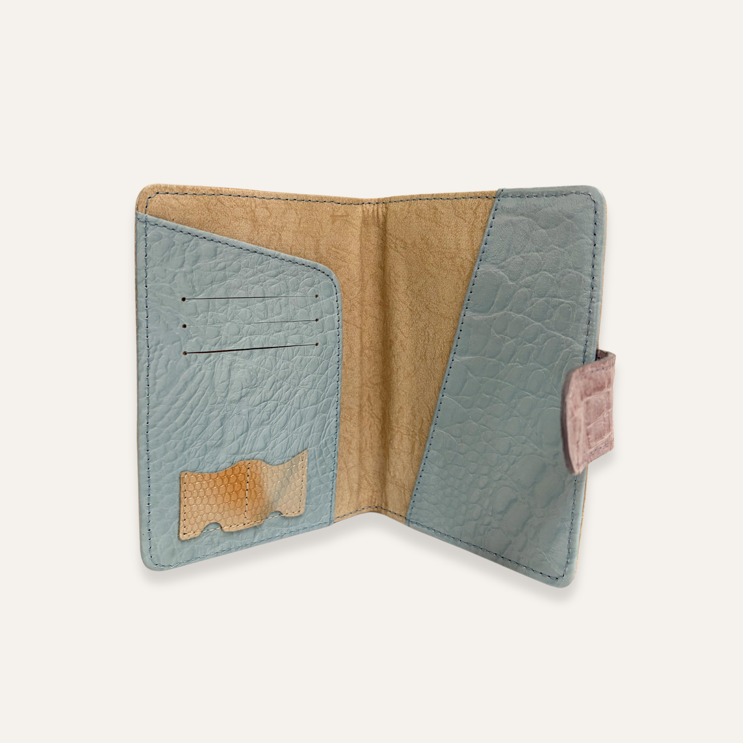 Porta pasaporte en cuero beige