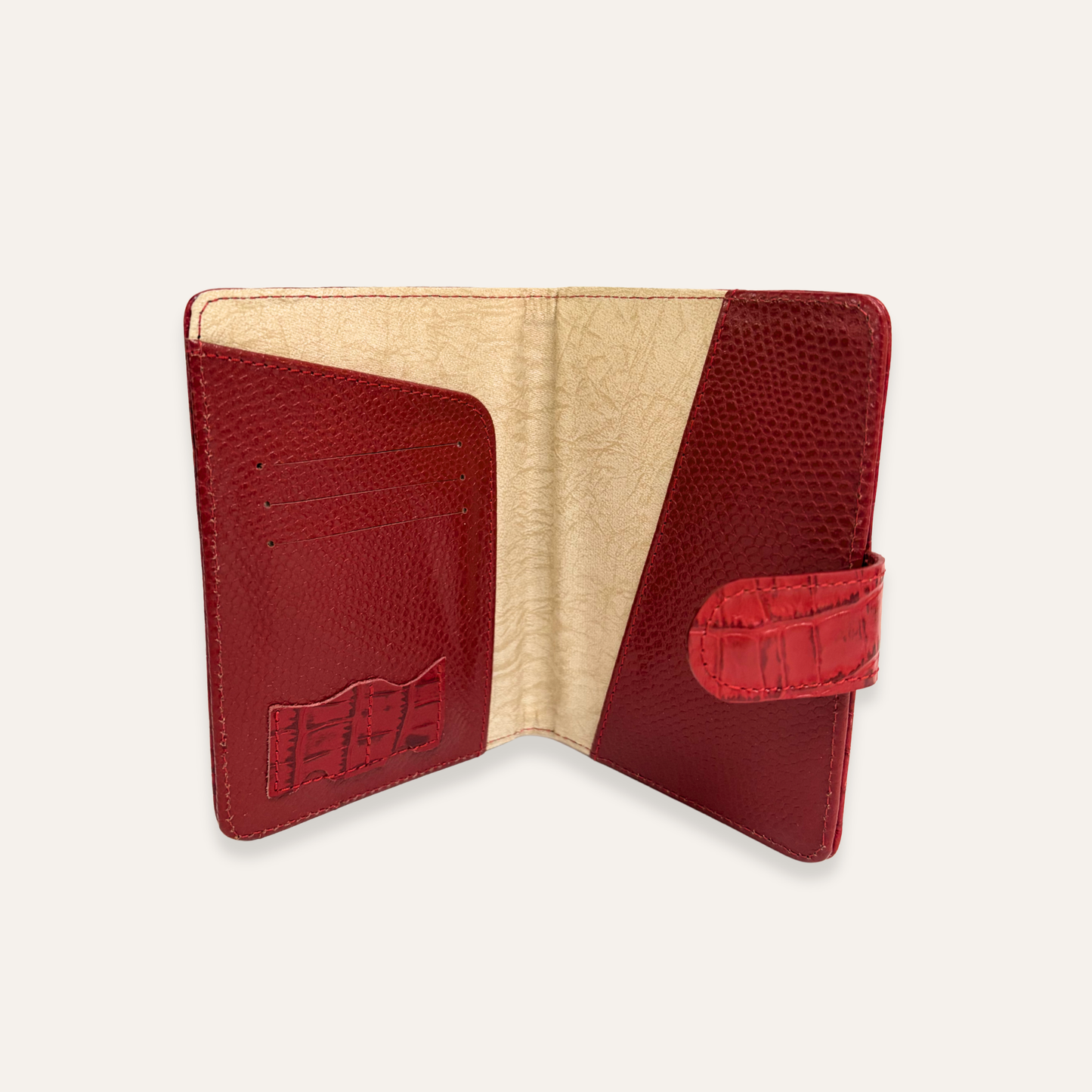 Porta pasaporte en cuero rojo
