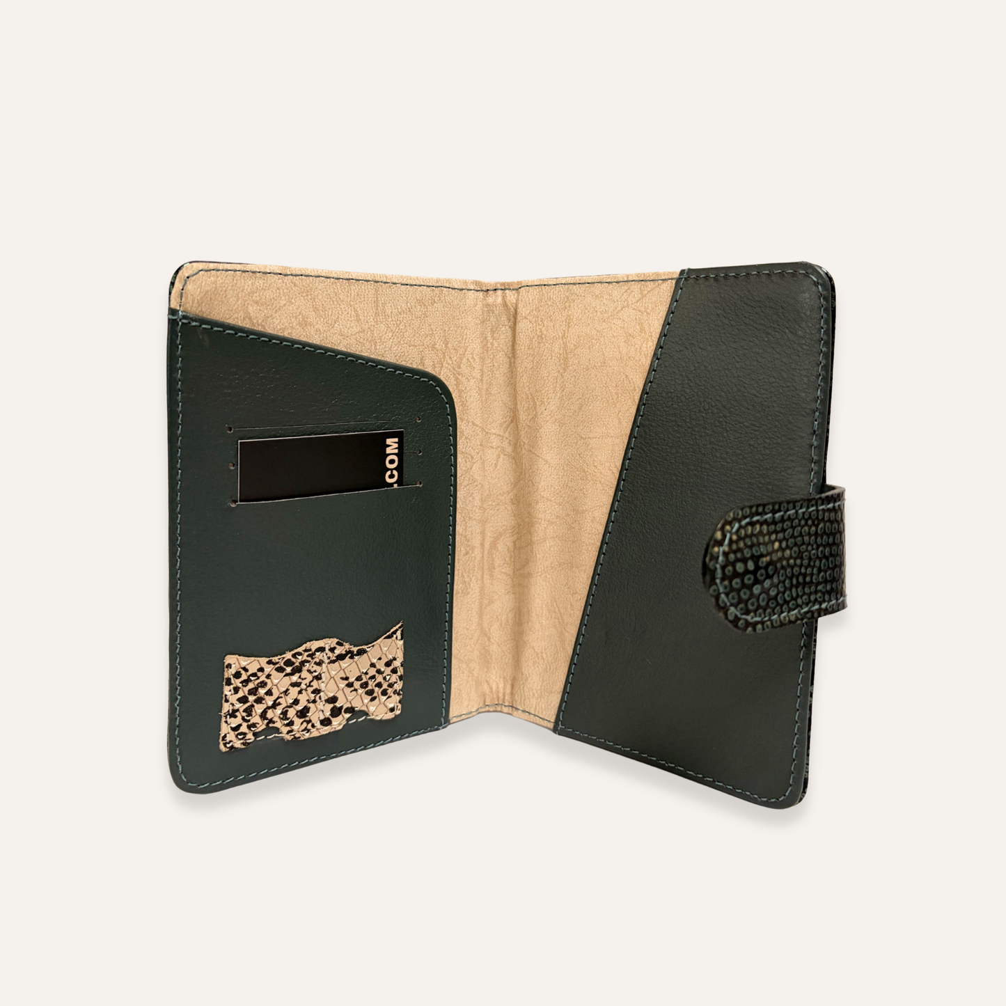 Porta pasaporte en cuero verde metalizado