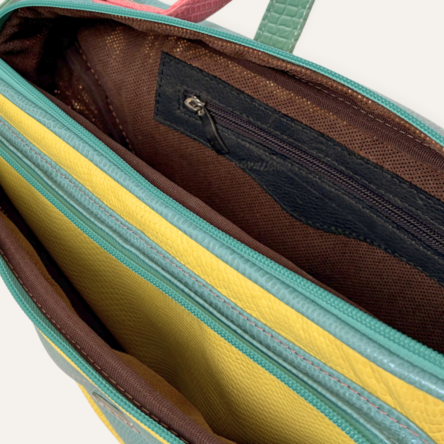 Cartera triangular azul