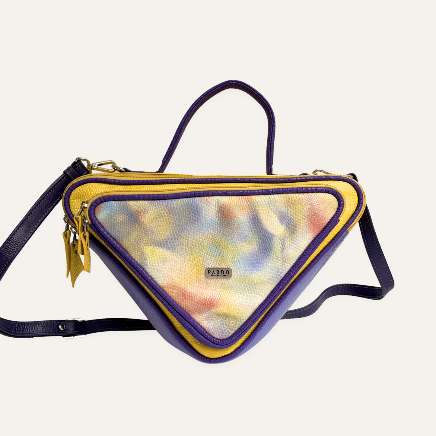 Cartera triangular lila marmolado