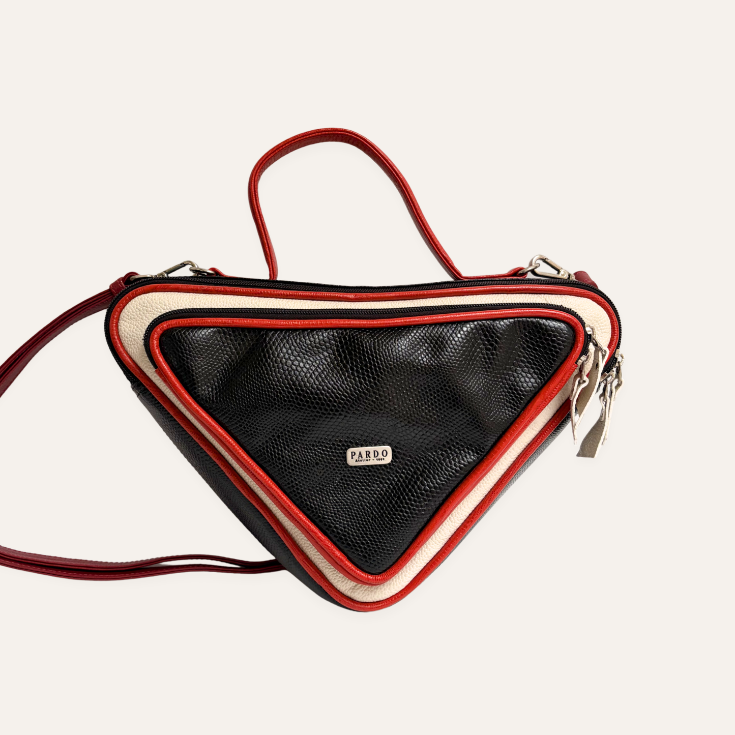 Cartera triangular negra combinada