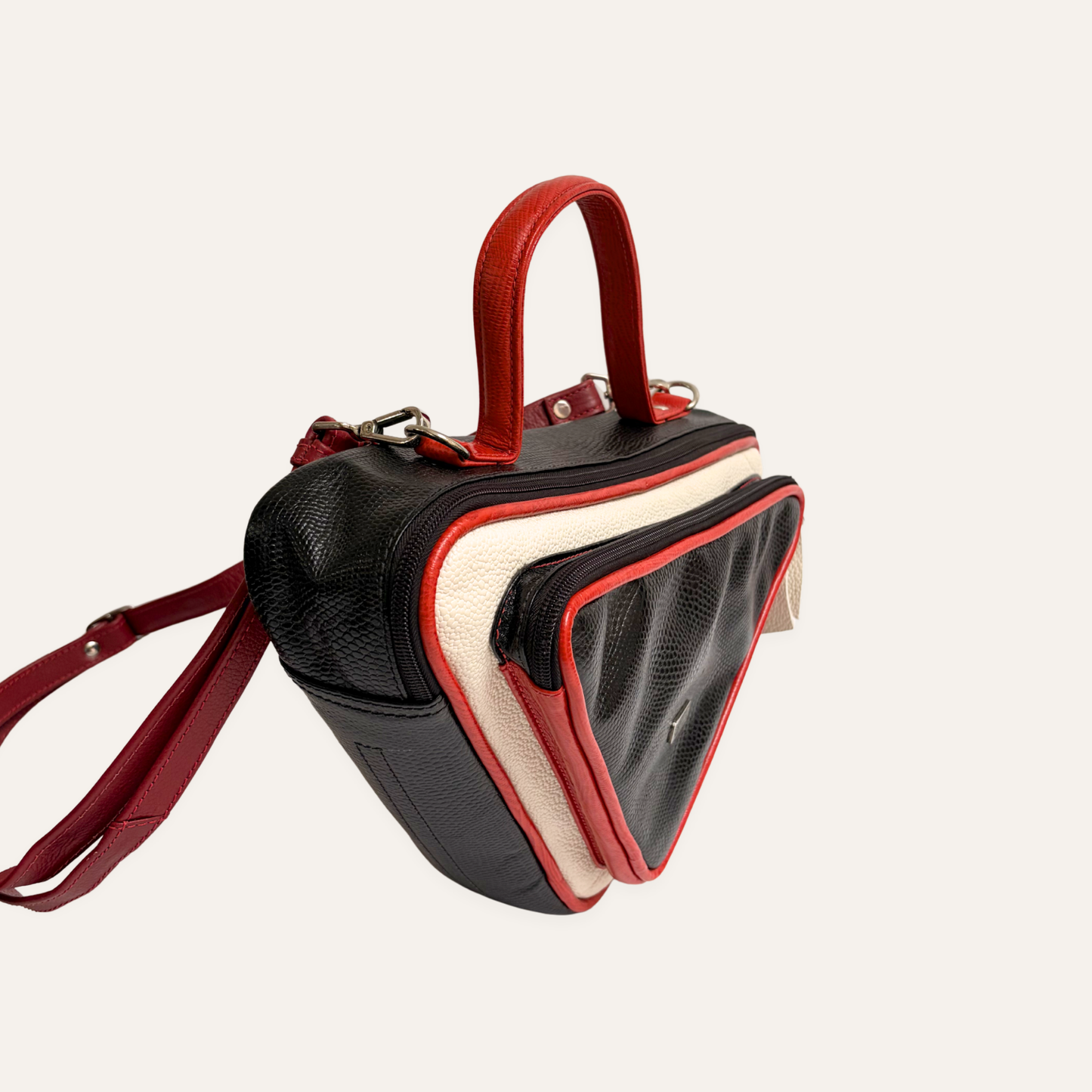 Cartera triangular negra combinada